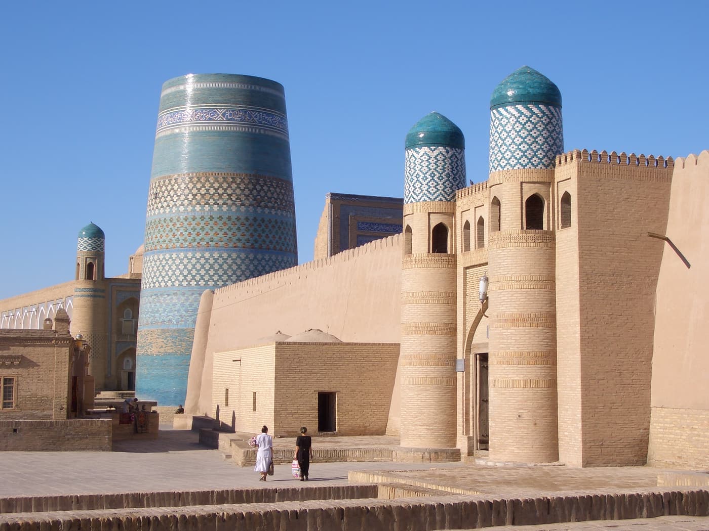 Kalta Minor, wide and unfinished, rising behind mud-brick walls and a twin-towered gate
