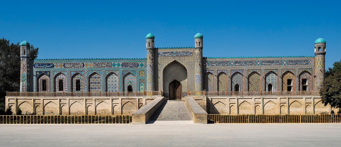 The full tiled façade of the Khudayar Khan Palace with its central gate, ramp and towers