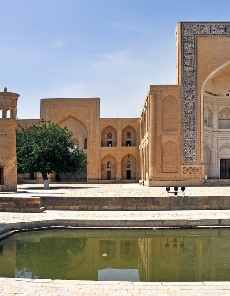 The pond in front of the portals of Chor-Bakr