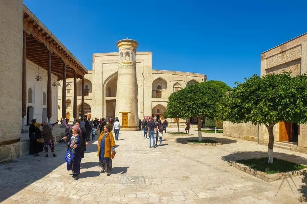 Visitors crossing the courtyard of the Chor-Bakr necropolis
