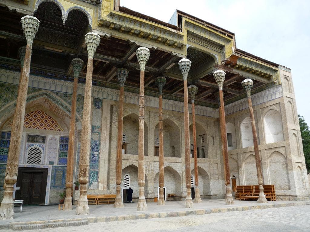 The carved columns of the ayvan seen along their length