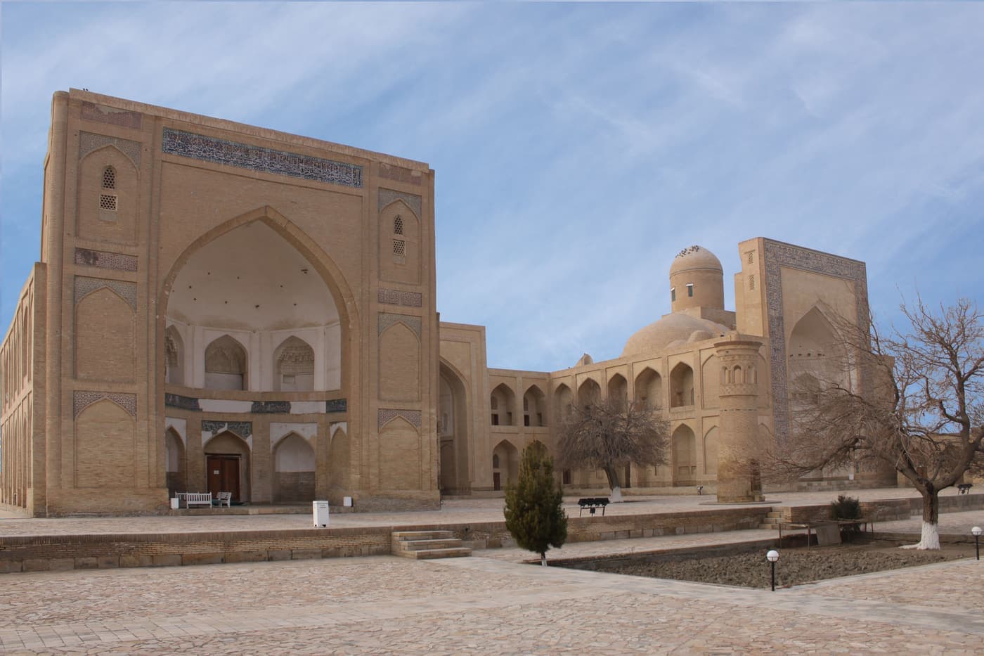 The great iwan and the courtyard of Chor-Bakr in winter