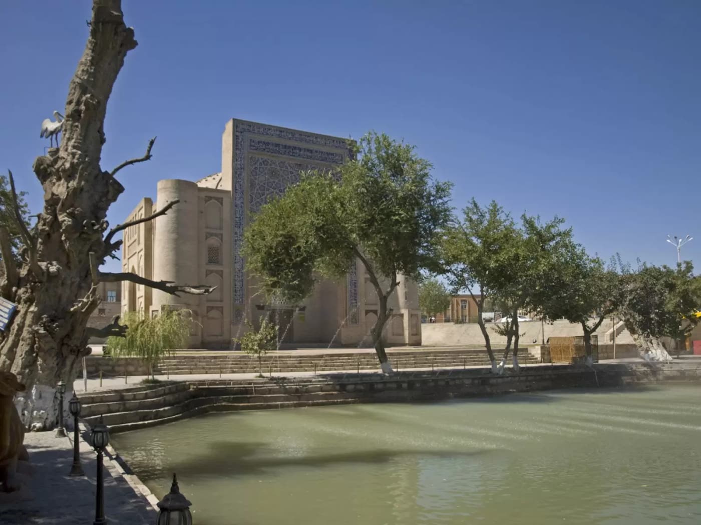 The reservoir and the Nadir Divan-Begi Khanqah from the corner of the square