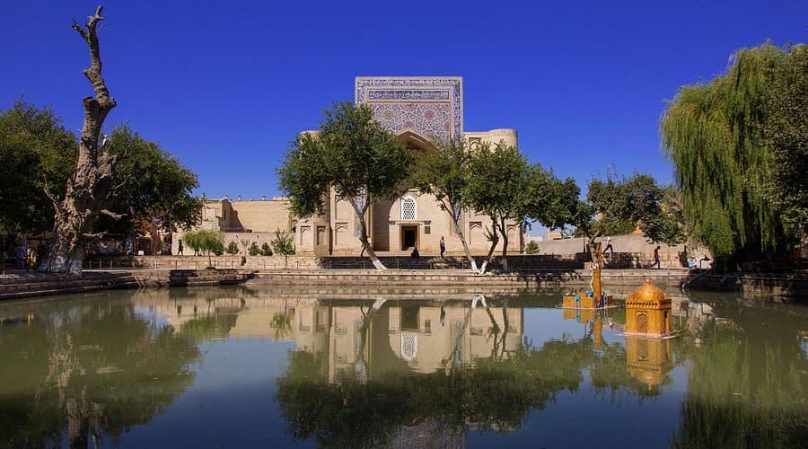 The khanqah reflected in the still water of Lyabi-Hauz